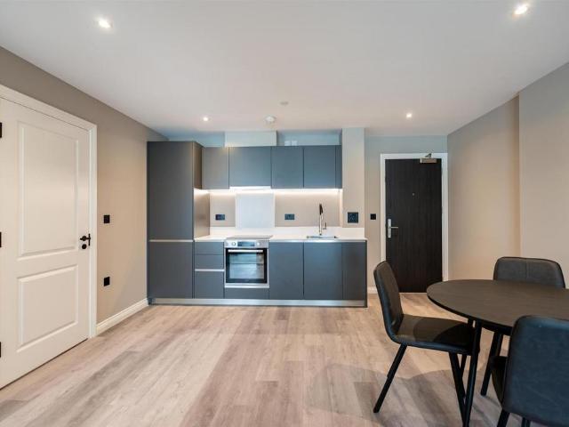 Springwell Gardens, Springwell Road. 2 bed apartment to rent £1,300 pcm £300 pw