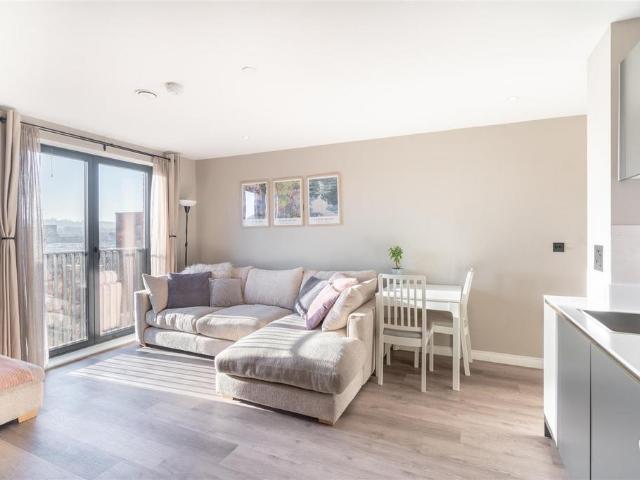 Springwell Gardens, Whitehall Road. 1 bed apartment to rent £1,000 pcm £231 pw