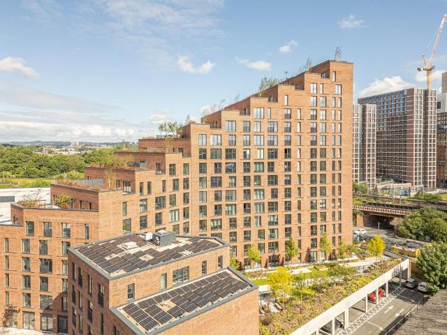 Springwell Gardens, Whitehall Road. 2 bed flat to rent £1,800 pcm £415 pw
