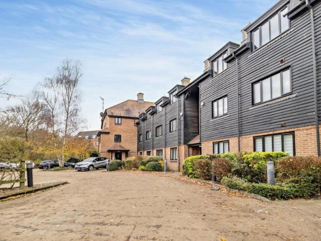 Springwell Lane, Rickmansworth WD3, 2 bed flat to rent, £1,700 pcm | PrimeLocation