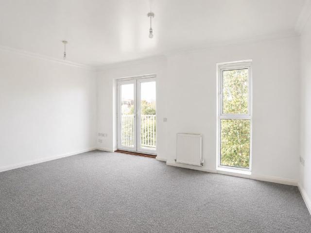 Spring Court, Fielding Way, Westcliff On Sea SS0, 2 bed flat to rent, £1,150 pcm | PrimeLocation