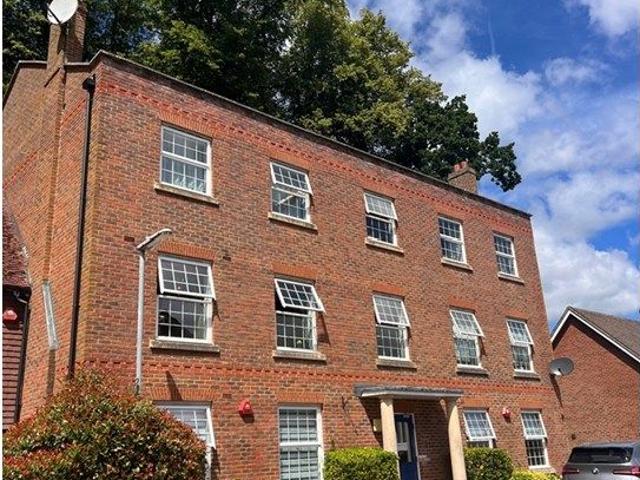 Spring Close, Crawley RH11, 2 bed flat to rent, £1,450 pcm | PrimeLocation