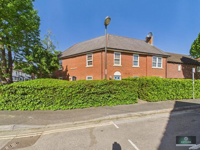 Spring Close, Crawley RH11, 2 bed flat to rent, £1,495 pcm | PrimeLocation