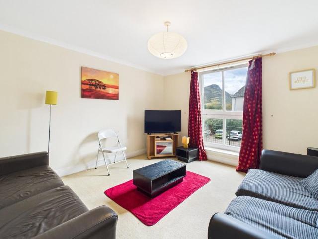 Spring Gardens, Edinburgh. 3 bed apartment to rent £1,700 pcm £392 pw