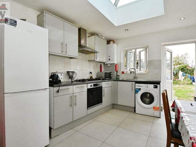 Spring Grove Crescent, Hounslow TW3, 2 bed flat to rent, £1,875 pcm | PrimeLocation