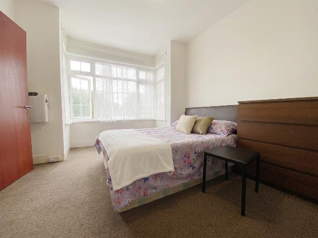 Spring Grove Road, Hounslow TW3, Studio to rent, £1,200 pcm | PrimeLocation