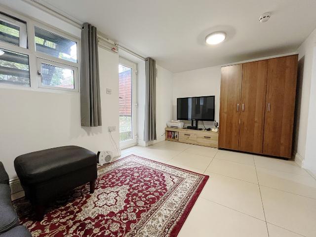 Spring Grove Road, Hounslow, Greater London TW3, 1 bed flat to rent, £1,500 pcm | PrimeLocation