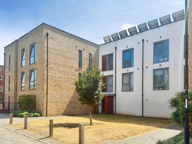 Spring Drive, Cambridge CB2, 2 bed flat to rent, £1,750 pcm | PrimeLocation