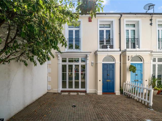 Spring Mews, Richmond, TW9 2 bed terraced house to rent £2,850 pcm £658 pw