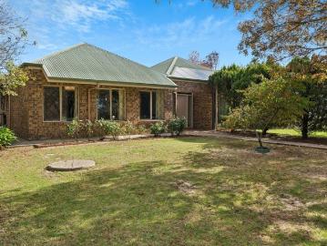 Spring Park Estate Gem: Low Maintenance Courtyard Living