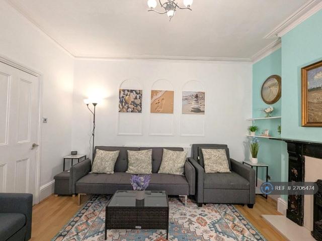 Spring Road, Bedford, MK42 5 bed detached house to rent £4,000 pcm £923 pw