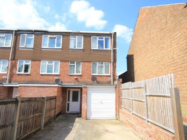 Spring Terrace, Berkshire RG2 4 bed end of terrace house to rent £1,900 pcm £438 pw