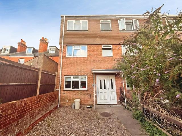 Spring Terrace, Reading, Berkshire, RG2 4 bed terraced house to rent £1,900 pcm £438 pw
