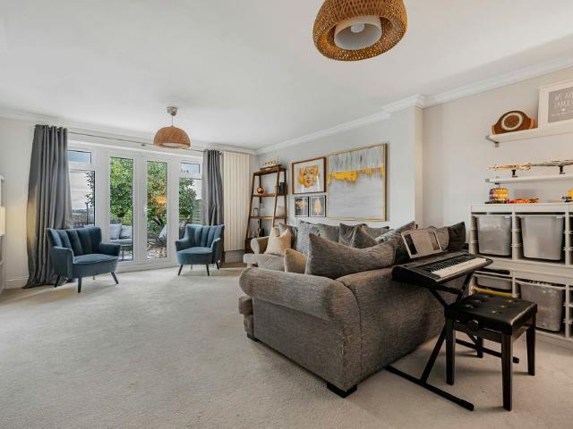 Springfield Crescent, Harpenden, AL5 4LL