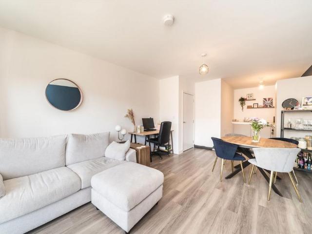 Springfield Drive, LONDON SW17 1 bed flat to rent £2,200 pcm £508 pw