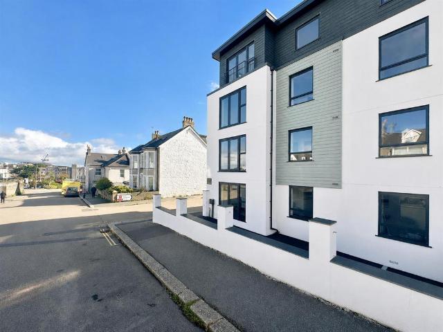 Springfield Road, Newquay TR7 2 bed apartment to rent £1,175 pcm £271 pw