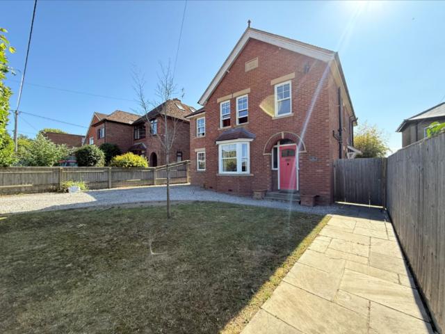 Springfield Road, Oxfordshire OX12 4 bed detached house to rent £2,300 pcm £531 pw