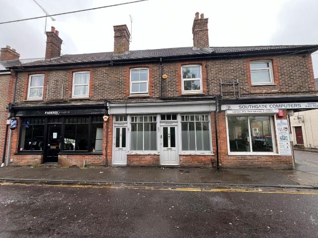 B Springfield Road, Crawley RH11, 1 bed maisonette to rent, £1,300 pcm | PrimeLocation