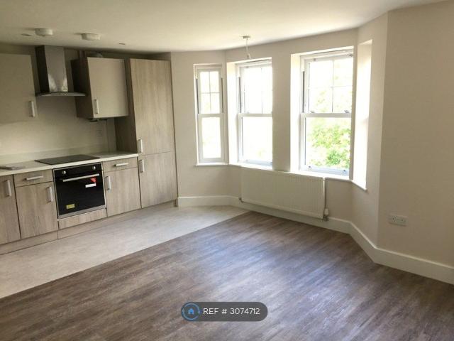 Springfield Road, Crawley RH11, 2 bed flat to rent, £1,475 pcm | PrimeLocation
