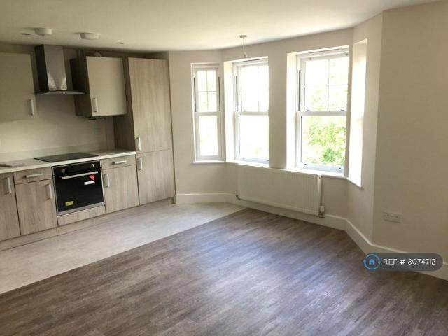 Springfield Road, Crawley, RH11 2 bed flat to rent £1,475 pcm £340 pw
