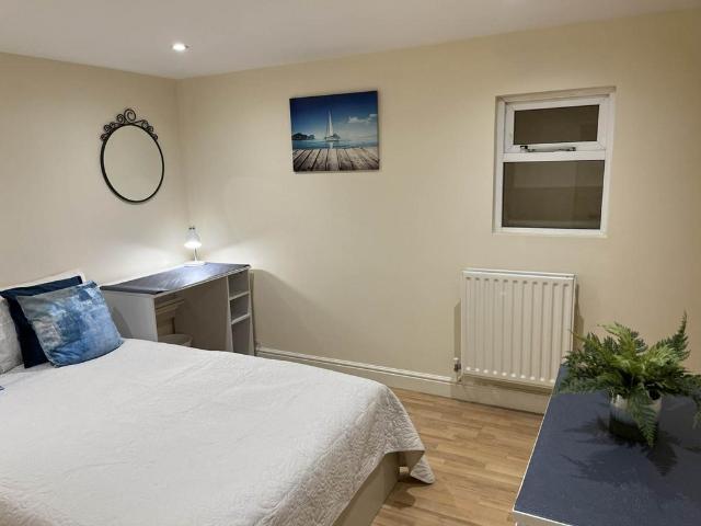 Springfield Road, Guildford GU1 1 bed in a house share to rent £895 pcm £207 pw