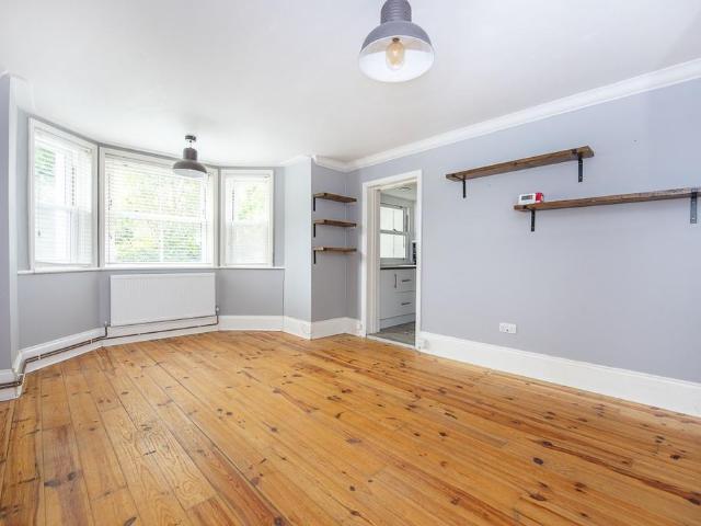 Springfield Road Kingston upon Thames. 2 bed apartment to rent £1,895 pcm £437 pw