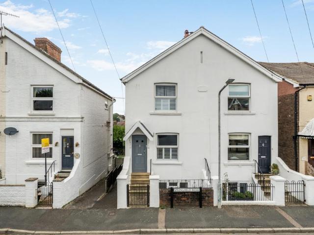 Springfield Road Southborough TN4 3 bed semi detached house to rent £2,495 pcm £576 pw
