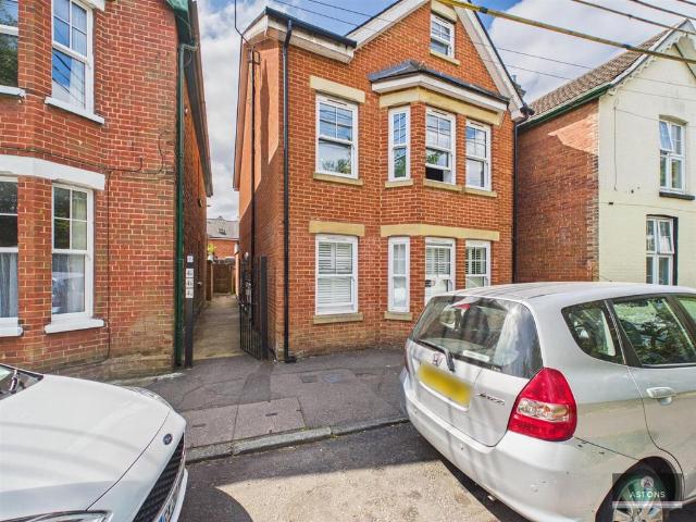 Springfield Road, Southgate RH11 1 bed flat to rent £1,095 pcm £253 pw