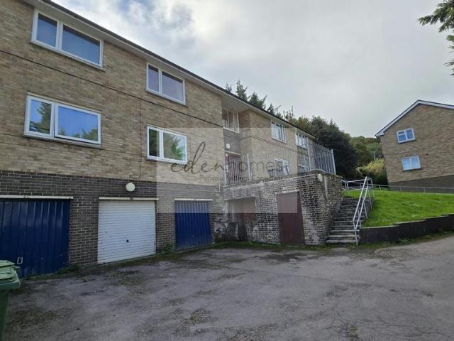Springfields, Dursley. 2 bed flat to rent £950 pcm £219 pw