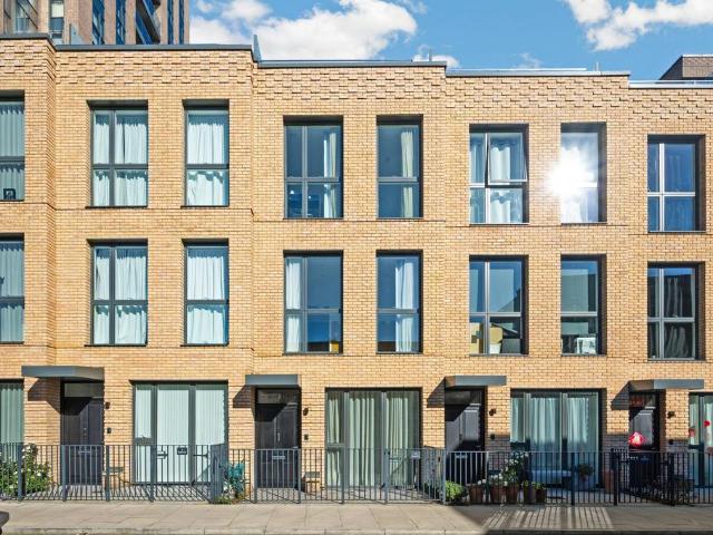 Springpark Drive, Woodberry Down. 4 bed townhouse to rent £6,097 pcm £1,407 pw
