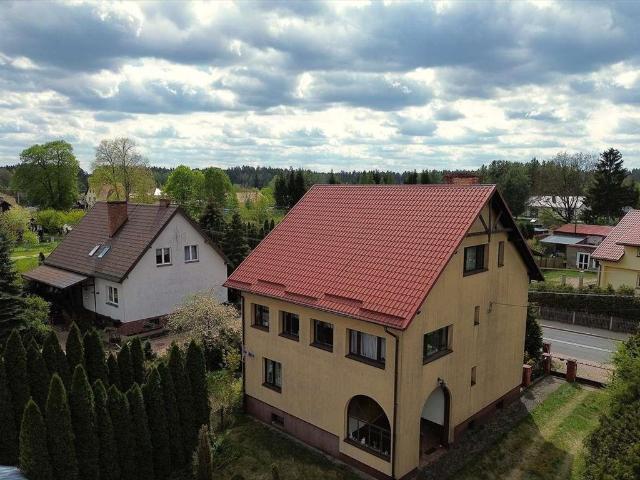 Przestronny dom 145 m² z garażem i budynkami gospodarczymi