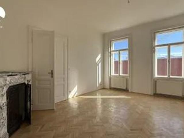 # SQ 2 ZIMMER GROSSE ALTBAUWOHNUNG ERSTBEZUG NACH SANIERUNG