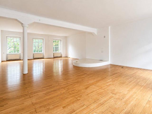 # SQ GROSSZÜGIGES WOHNLOFT MIT 255 m² & ALTBAUCHARME IN 1070 WIEN 4. Stock | ca. 255 m² | 5 Zimmer + Esszimmer | ohne Lift WG tauglich