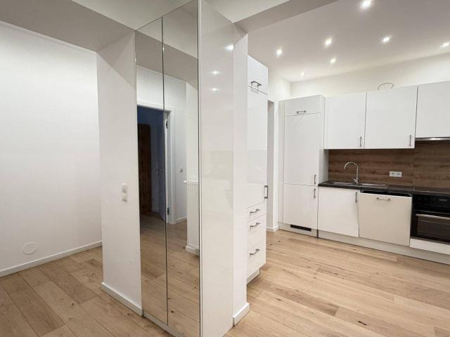 #SQ MODERNE ALTBAUWOHNUNG IN DER APOSTELGASSE 5 ZIMMER