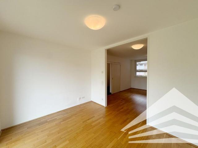 SQUADRO westseitige 2 Zimmer Wohnung mit Balkon in zentraler Lage!
