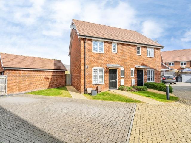 Squires Grove, Chichester PO20, 3 bed property to rent, £1,700 pcm | PrimeLocation