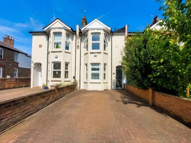 Squires Lane, London, N3 3 bed terraced house to rent £2,400 pcm £554 pw