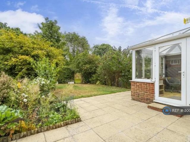 Squires Road, Marston Moretaine. 2 bed semi detached house to rent £2,000 pcm £462 pw