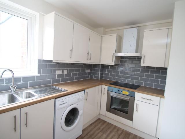 Squirrels Green, Redhill RH1, 2 bed flat to rent, £1,700 pcm | PrimeLocation
