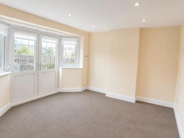 Squirrels Heath Road, Romford, RM3 0LU, Property for rent