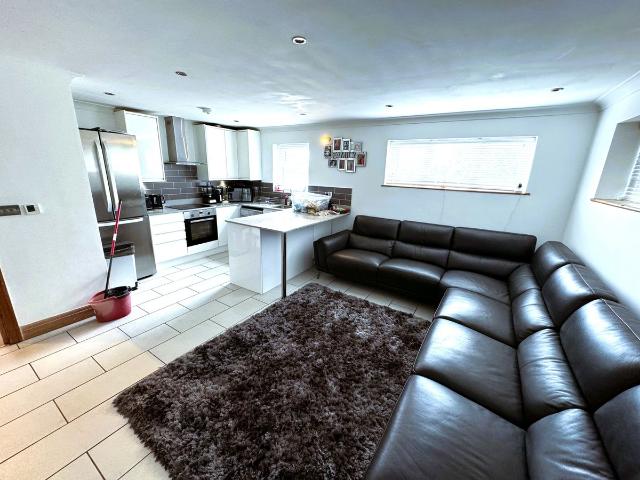 Squirrels Heath Road, Romford RM3, 2 bed flat to rent, £1,700 pcm | PrimeLocation