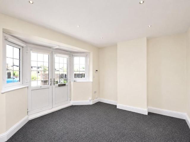 Squirrels Heath Road, Romford RM3 3 bed terraced house to rent £2,050 pcm £473 pw
