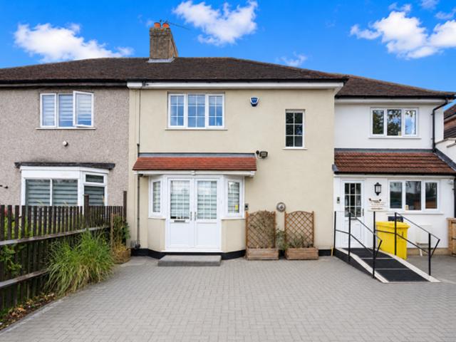 Squirrels Heath Road, ROMFORD, RM3 3 bed house to rent £2,050 pcm £473 pw