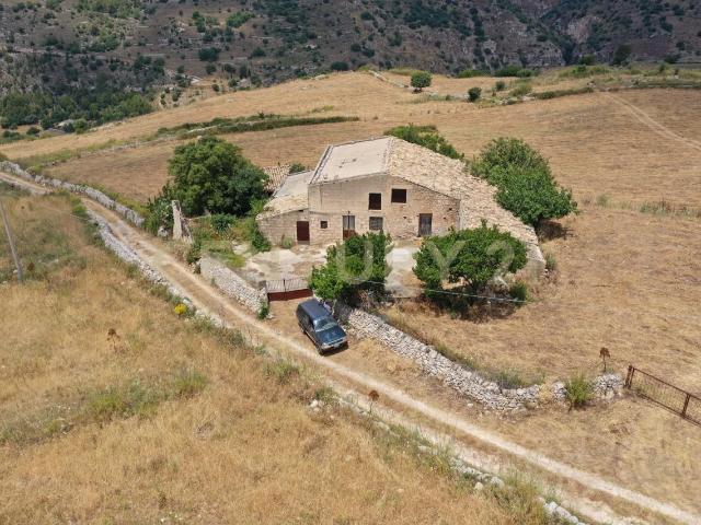 SS115, km 323 SNC 10 vani 315mq