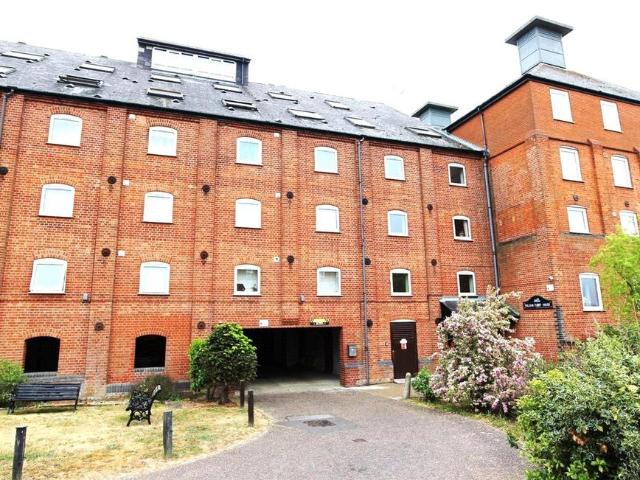 Swonnells Walk, Suffolk NR32 1 bed flat to rent £625 pcm £144 pw