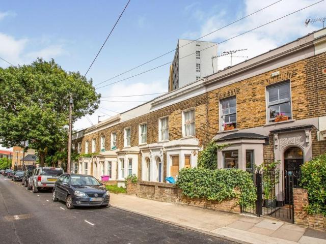 Swaton Road, London E3 4 bed flat to rent £4,050 pcm £935 pw