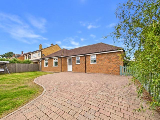 Swains Road, Tadley, Hampshire, RG26 2 bed bungalow to rent £1,500 pcm £346 pw