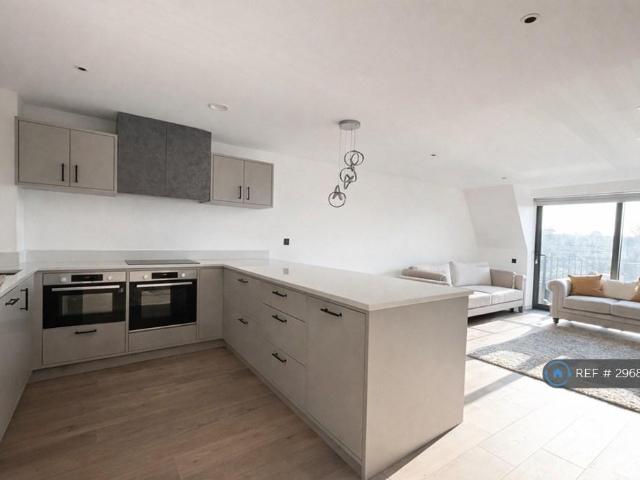 Swaker Yard, Borehamwood, WD6 2 bed penthouse to rent £2,450 pcm £565 pw