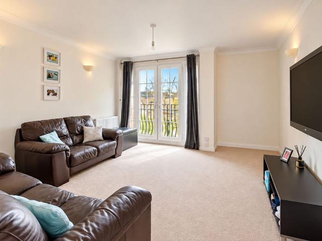 Swallow Close, Staines Upon Thames TW18, 2 bed flat to rent, £1,500 pcm | PrimeLocation