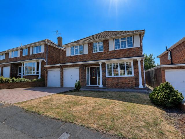 Swallow Drive, Buckinghamshire HP15 4 bed detached house to rent £2,995 pcm £691 pw